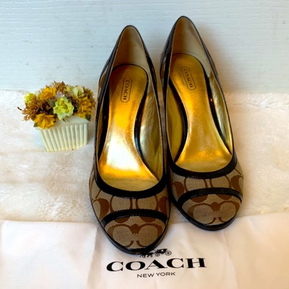 Coach signature wedge size 8